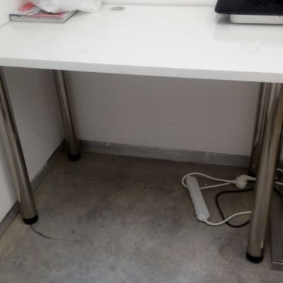 שולחן עם רגלי מתכת על רצפת בטון