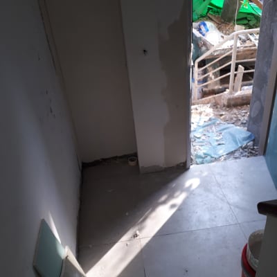 קירות צבועים, דלי צבע, גליל ניילון ירוק