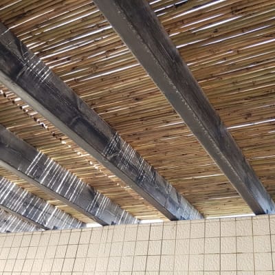 תקרת במבוק עם קורות עץ כהות