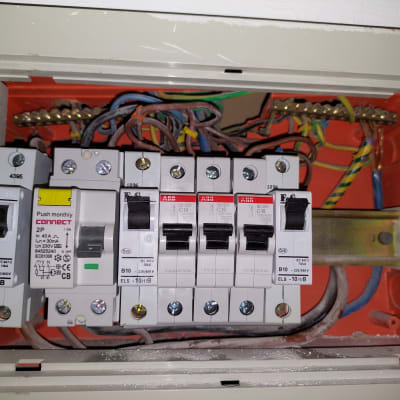 לוח חשמל עם מפסקים וחוטי חשמל צבעוניים