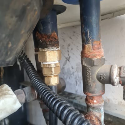 צינורות מתכת עם חלודה וחיבורים במערכת סולארית