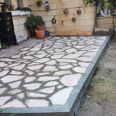 ריצוף אבן חדש עם מילוי בטון בחצר