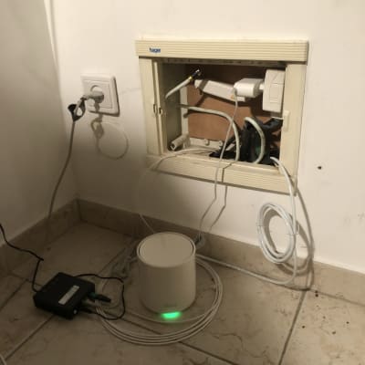 נתב רשת וחיבורים בארון חשמל פתוח