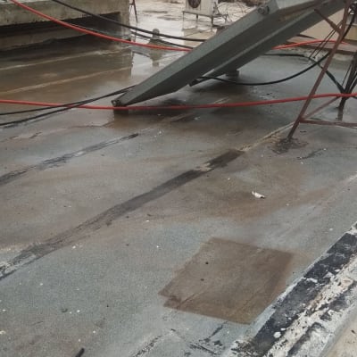 גג עם חומרי איטום, כבלים ומתקנים שונים