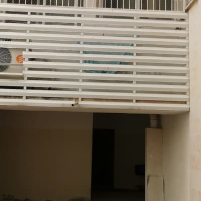 מרפסת עם רשת למניעת כניסת יונים