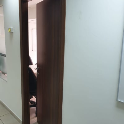 דלת עץ חומה פתוחה למחצה עם ידית כסופה