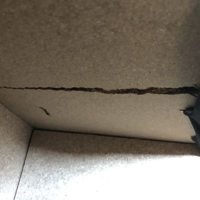 סדק בקיר עץ עם בד שחור בצד