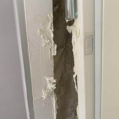 ציר דלת עם קיר מתקלף ותיקון טיח