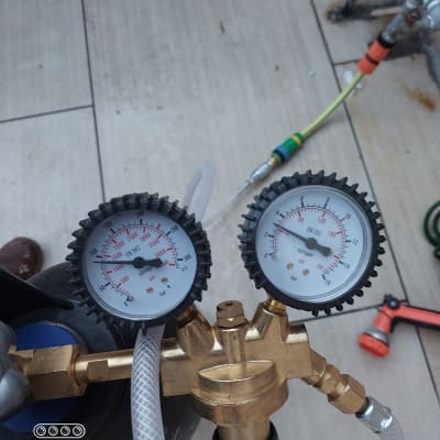 מד לחץ כפול עם צינור מחובר על רצפה