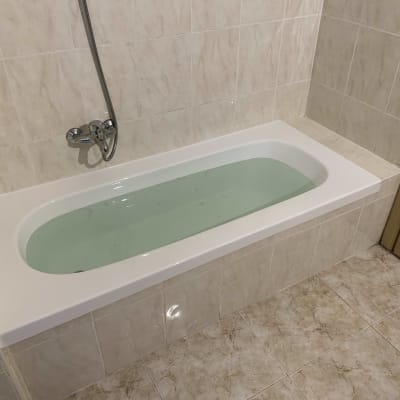 אמבטיה עם חיפוי קרמיקה וברז מתכת