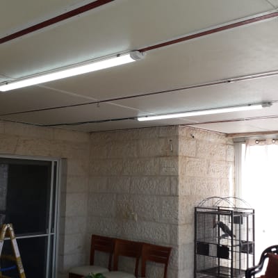 תאורת פלורסנט מותקנת בתקרה עם סולם בצד