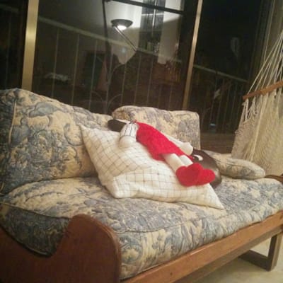 בובה רכה על כרית על ספה