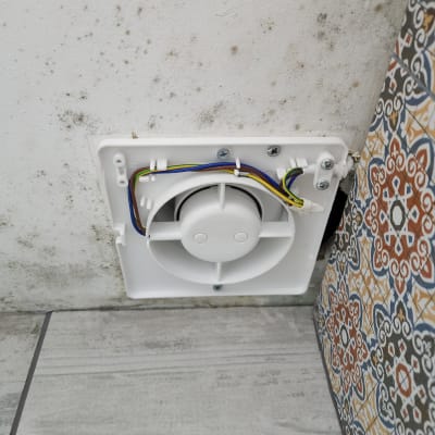 מאוורר קיר עם חוטי חשמל חשופים