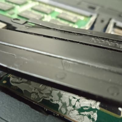 זיכרון RAM במחשב נייד עם משחה תרמית