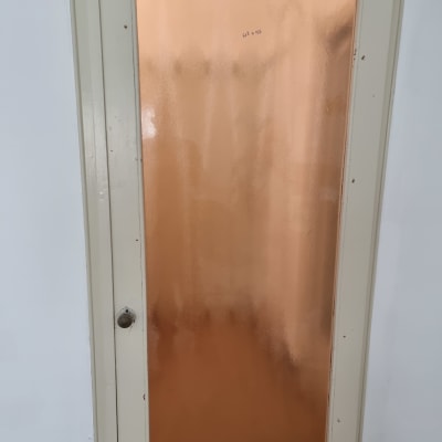 דלת עם זכוכית חלבית בצבע כתום