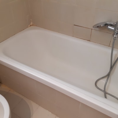 אמבטיה עם ברז ומקלחת יד