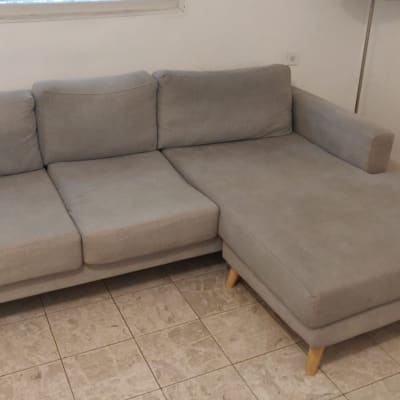 ספה אפורה על רצפת אריחים