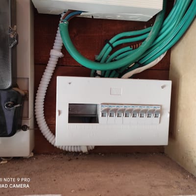 לוח חשמל עם חוטים ירוקים ומתגים