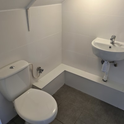 שירותים עם כיור, אריחים חדשים ותאורה