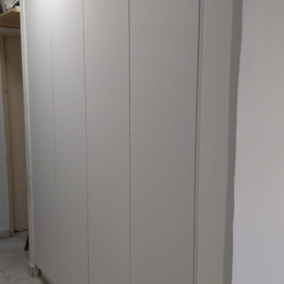 ארון קיר לבן עם דלתות חלקות