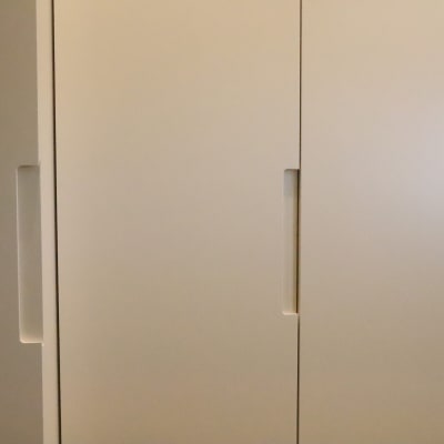 דלתות ארון עם ידיות שקועות