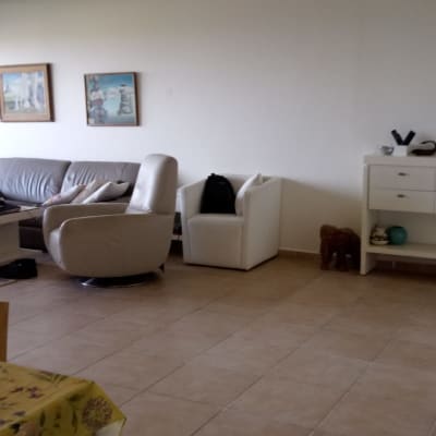 סלון עם ריהוט מודרני, שולחן עבודה עם מחשבים ניידים