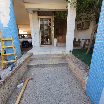 סולם צהוב, כלי עבודה וחוטי חשמל על הקרקע