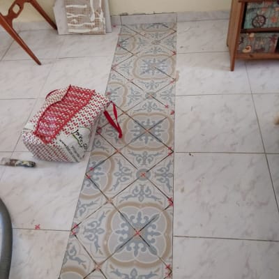 ריצוף חדש עם אריחים מעוטרים בתהליך התקנה