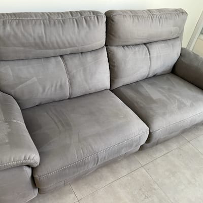 ספה אפורה עם כתמים על הריפוד