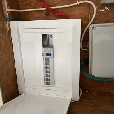 לוח חשמל פתוח עם מפסקים וחוטים חשמליים