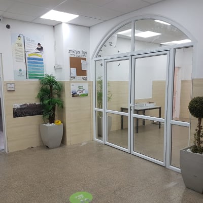 דלת אלומיניום עם מסגרת זכוכית במבנה פנימי