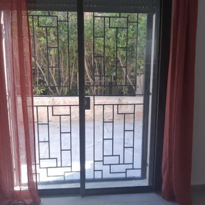 חלון עם מסגרת מתכת ודלת זכוכית