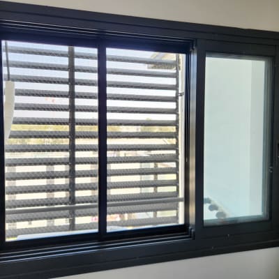 חלון אלומיניום עם תריסים חיצוניים