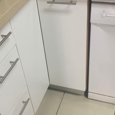 ארונות מטבח לבנים עם ידיות מתכת מודרניות