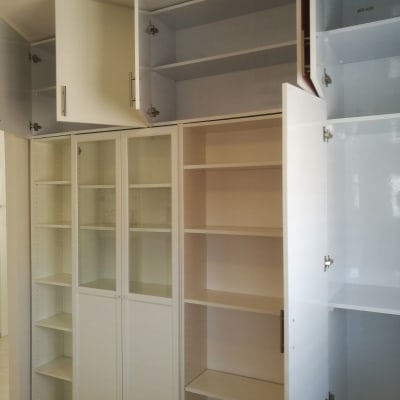 ארונות לבנים עם דלתות פתוחות ומדפים פנימיים