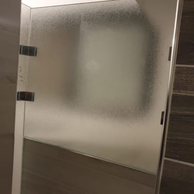 דלת זכוכית חלבית עם צירים מתכתיים