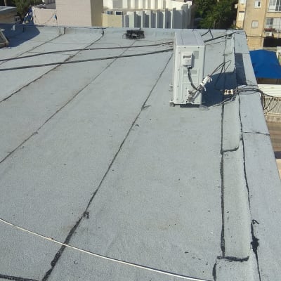 גג אטום עם יריעות ביטומניות וחיבורים אטומים