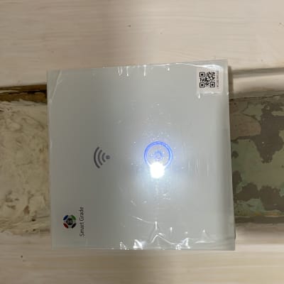 מתקן חשמלי עם כפתור הפעלה מואר וסמל Wi-Fi