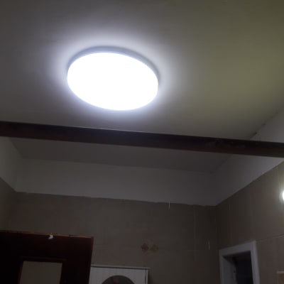 גופי תאורה חדשים שהותקנו בחלל שירותים ואמבטיה