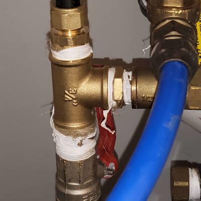 צינורות ומחברים עם סרט איטום לבן