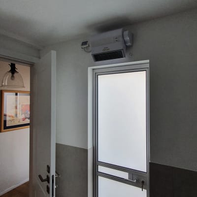 מאוורר מותקן מעל דלת זכוכית