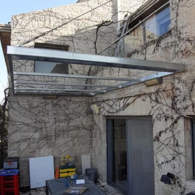 מסגרת מתכת מותקנת על קיר חיצוני של בית
