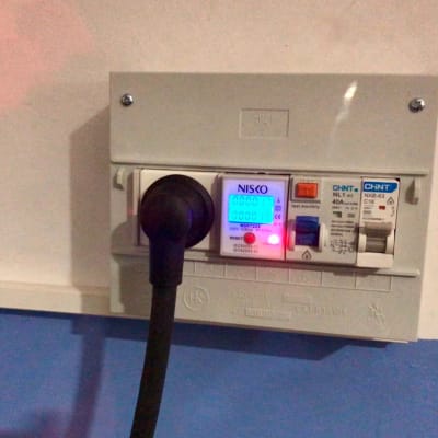 לוח חשמל עם מד חשמל דיגיטלי וכבל מחובר