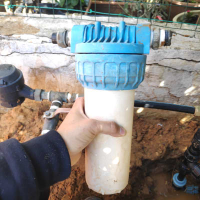 יד מחזיקה מסנן מים כחול ולבן