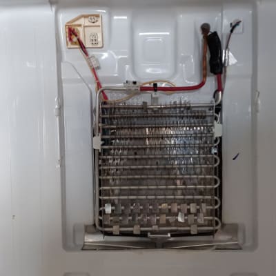 סליל קירור ומחברים חשמליים במקרר