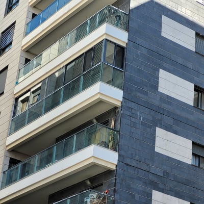 מרפסות עם מעקות אלומיניום בבניין מגורים