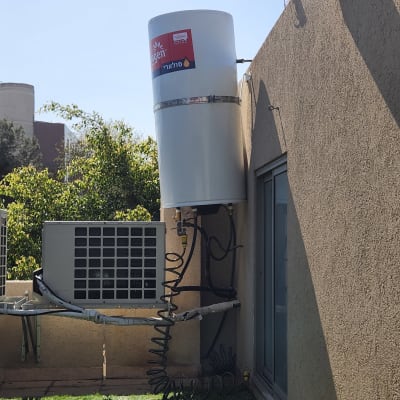 דוד שמש מותקן על גג עם צינורות מחוברים