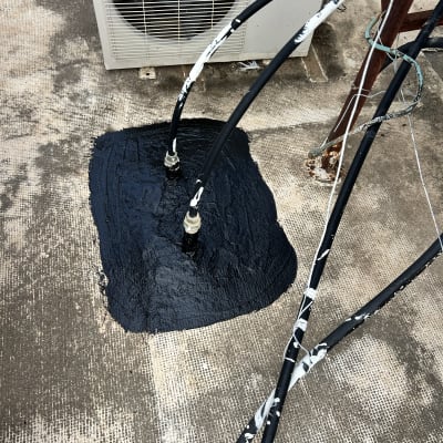 אזור אטום בזפת עם צינורות מחוברים