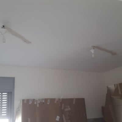 שני בתי מנורה תלויים מהתקרה ללא נורות