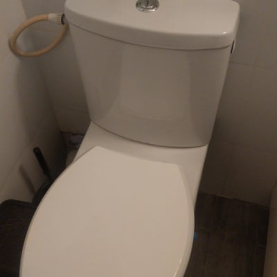 אסלה עם צינור מים ודבק איטום